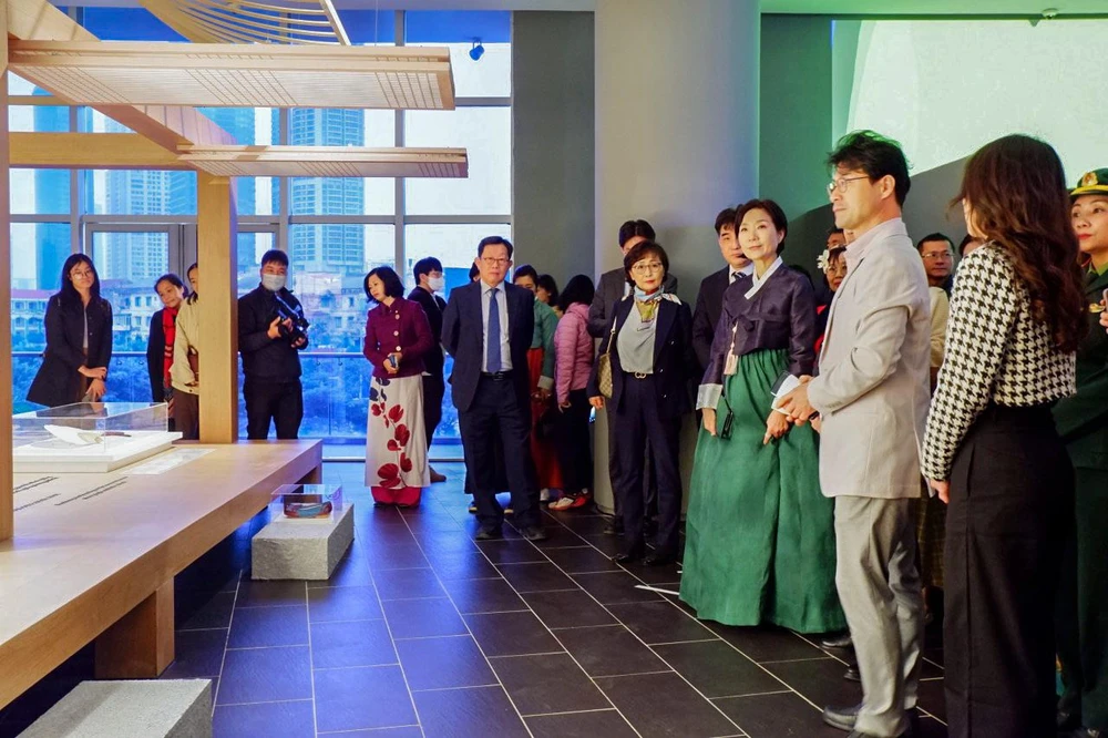 Phòng Hàn Quốc đã chính thức khai trương tại Bảo tàng Dân tộc học Việt Nam (Hà Nội), mở cửa phục vụ công chúng nhân dịp kỷ niệm 30 năm quan hệ ngoại giao Việt Nam – Hàn Quốc.