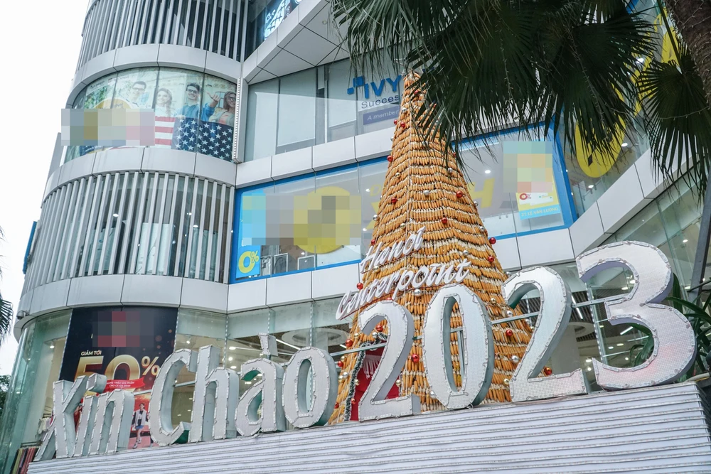 Được biết, cây thông độc đáo này được trưng bày đến hết Tết Nguyên đán 2023.