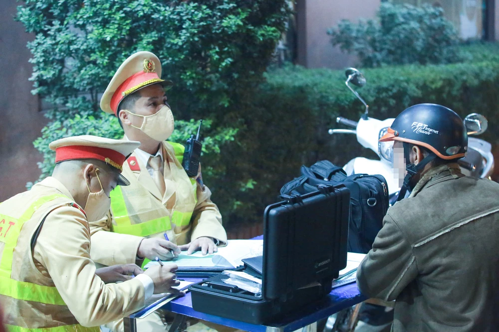 Đối với trường hợp này, người vi phạm nồng độ cồn sẽ bị xử phạt tiền từ 6 triệu đồng đến 8 triệu đồng và tước giấy phép lái xe từ 22 tháng đến 24 tháng (xe máy).