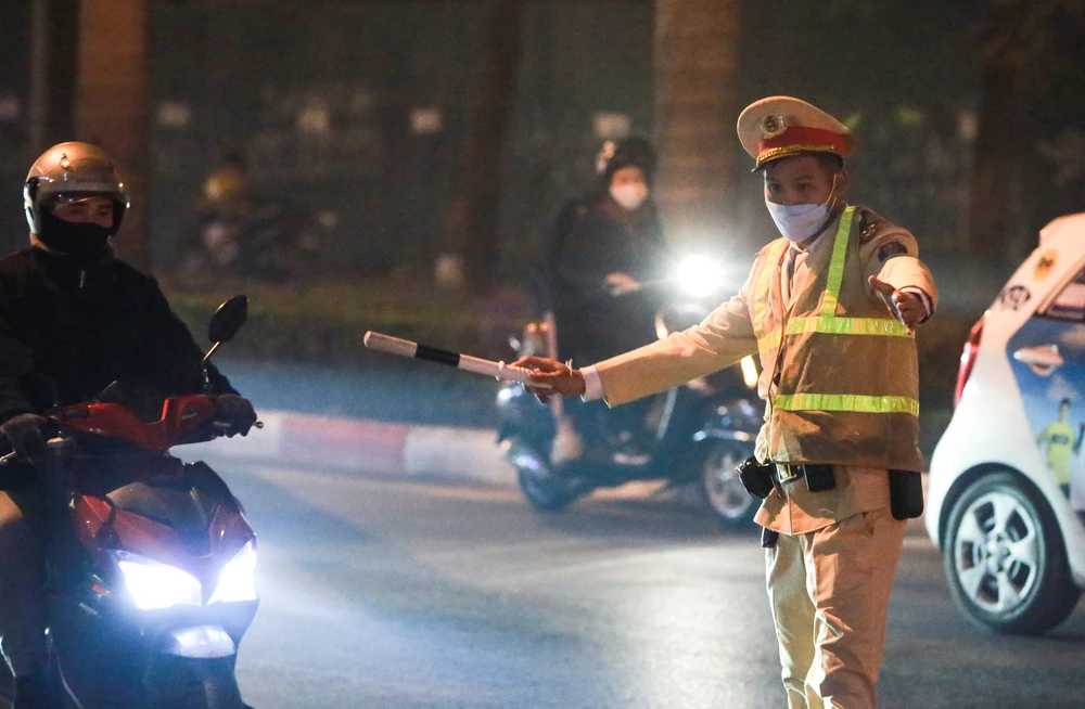 “Việc kiểm tra và xử lý nồng độ cồn đã diễn ra nhiều ngày qua. Khi thấy các chốt kiểm tra nồng độ cồn, nhiều quán bia đã gọi điện báo cho khách ở quán tránh đi đường có chốt giao thông. Việc này đã gây khó khăn rất nhiều cho các lực lượng thực thi nhiệm vụ” - Trung tá Ngô Xuân Quý cho biết thêm.