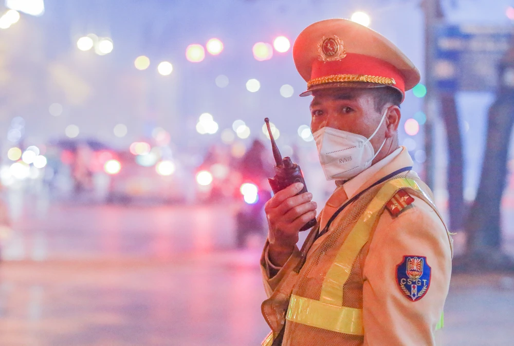 Cán bộ, công chức không được can thiệp vào quá trình xử lý của lực lượng chức năng. Ảnh PHI HÙNG