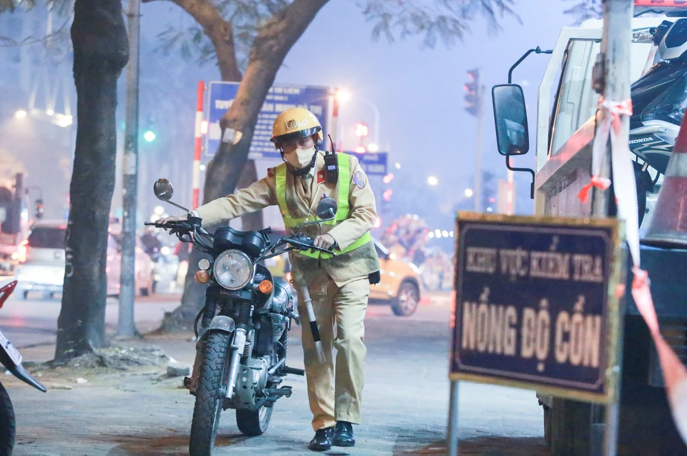 Một số trường hợp, khi bị CSGT lập biên bản đã cho biết chỉ uống 1 ly rượu vang với bạn trong buổi họp lớp cuối năm và không nghĩ sẽ bị thổi nồng độ cồn. Còn lại đều là lý do những ngày gần đây có bóng đá, nhất là đêm 21/12 có trận bóng nên mọi người làm vài cốc bia cho vui, do chủ quan là mình còn tỉnh táo nên vẫn lái xe về