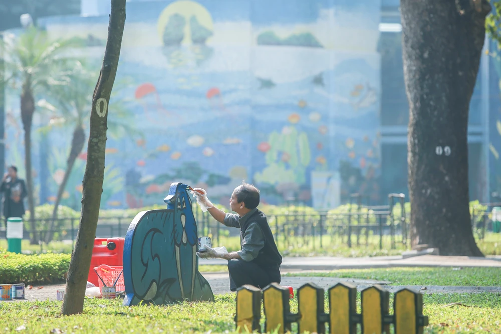 Phần rào sắt giáp ba mặt phố còn lại sẽ được tháo sau khi chính quyền Hà Nội phê duyệt chủ trương cải tạo Công viên Thống Nhất.