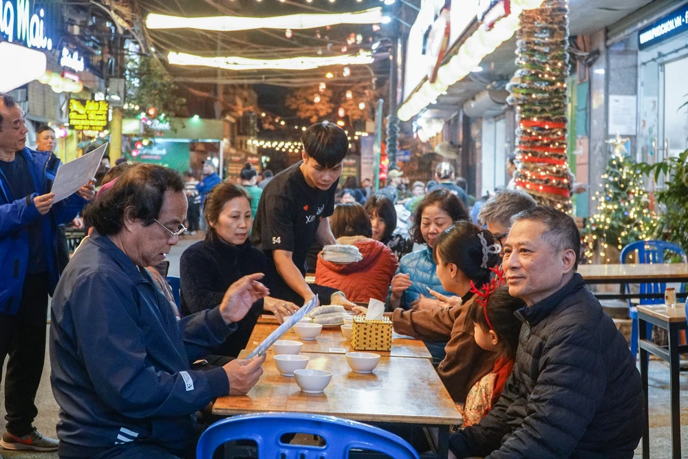 "Những chủ quán ăn tại phố ẩm thực như chúng tôi ai nấy đều rất phấn khởi, cam kết không chỉ bán đồ ăn ngon mà ứng xử văn minh, hòa nhã với thực khách, tạo nét đẹp riêng cho Đảo Ngọc - Ngũ Xã.", - một chủ quán ăn tại phố ẩm thực chia sẻ.