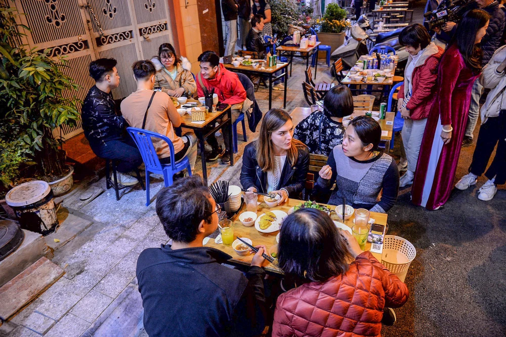 Phạm vi khu phố ẩm thực đêm kết hợp đi bộ Đảo Ngọc - Ngũ Xã gồm 7 tuyến phố: Ngũ Xá, Trần Tế Xương, Nguyễn Khắc Hiếu, Mạc Đĩnh Chi, Nam Tràng, Lạc Chính và Trấn Vũ. Trong đó, 2 tuyến phố trung tâm đảo là phố Ngũ Xã và phố Nguyễn Khắc Hiếu.