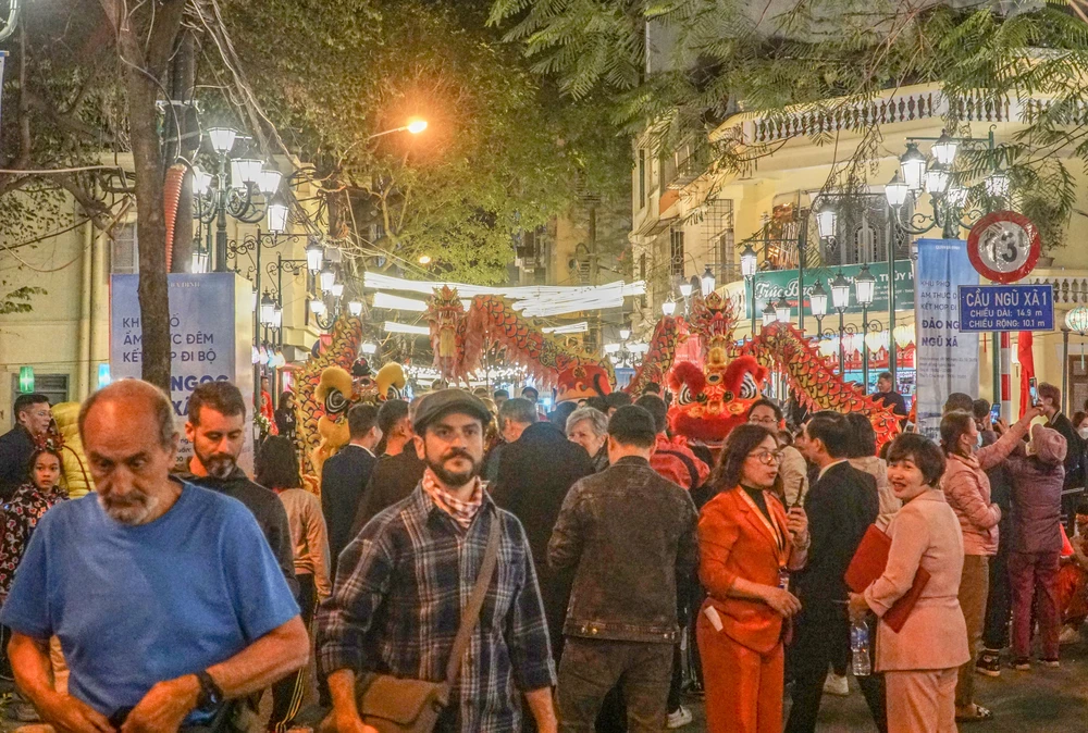 Ghi nhận vào tối ngày 23-12, Hà Nội đã chính thức khai trương khu phố ẩm thực đêm, kết hợp đi bộ tại Đảo Ngọc Ngũ Xã, phường Trúc Bạch, quận Ba Đình, TP Hà Nội.
