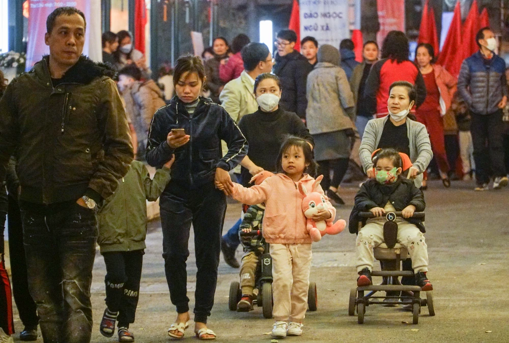 Rất đông người đã tới đây trong đêm khai trương đầu tiên.