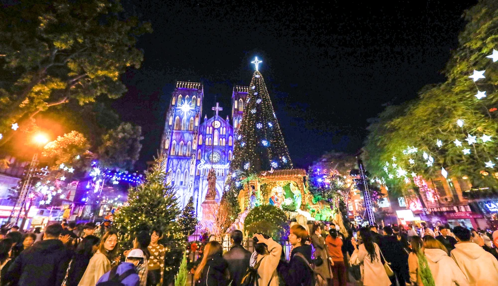 Không khí náo nhiệt tràn ngập các con phố quanh đó như Nhà Thờ, Hàng Trống. Cùng với đó, tình trạng ùn tắc liên tục xuất hiện ở khu vực trước Nhà thờ Lớn Hà Nội.