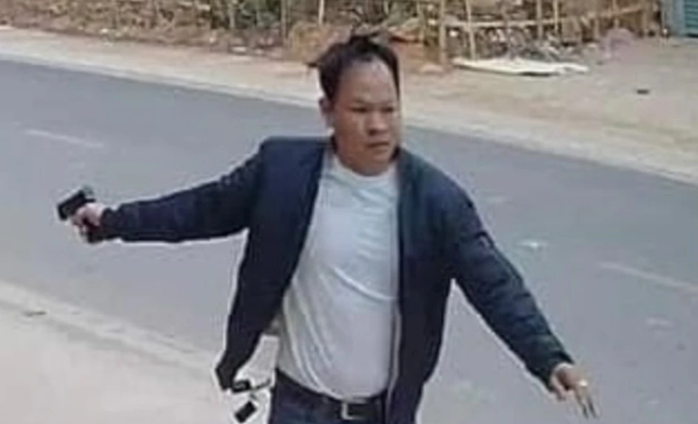 Nghi phạm dùng súng chống lại lực lượng chức năng khi tẩu thoát. Ảnh cắt từ clip