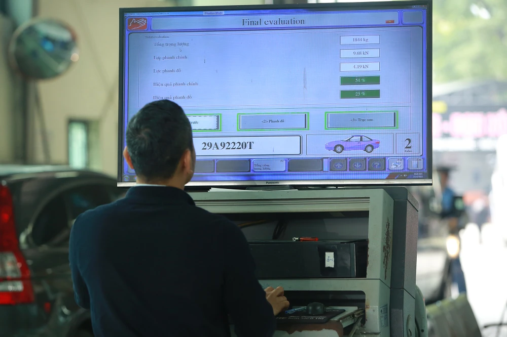 Có 2 làn xe được đăng kiểm tại trung tâm này, thời gian đăng kiểm một phương tiện khoảng 40 phút.