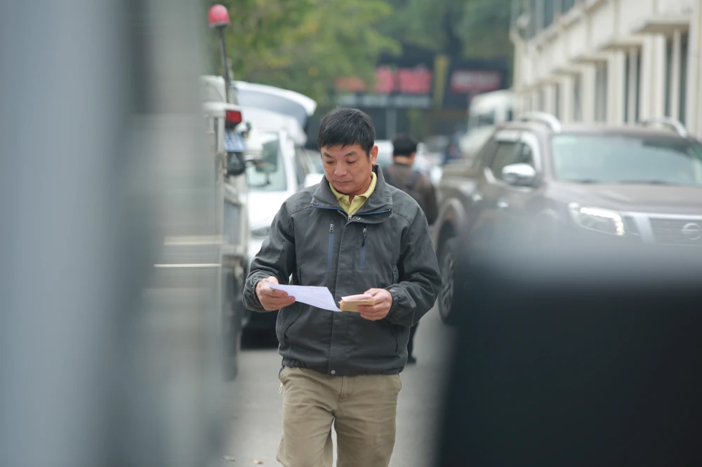 Thông tin từ lãnh đạo Trung tâm Đăng kiểm xe cơ giới 2903S cho hay, lượng phương tiện cuối năm do khách hàng mua xe nhiều và cũng như theo chu kỳ kiểm định, mọi người sẽ đổ dồn đi kiểm định xe ô tô nên đã xảy ra tình trạng đông kín phương tiện như những ngày hôm nay.