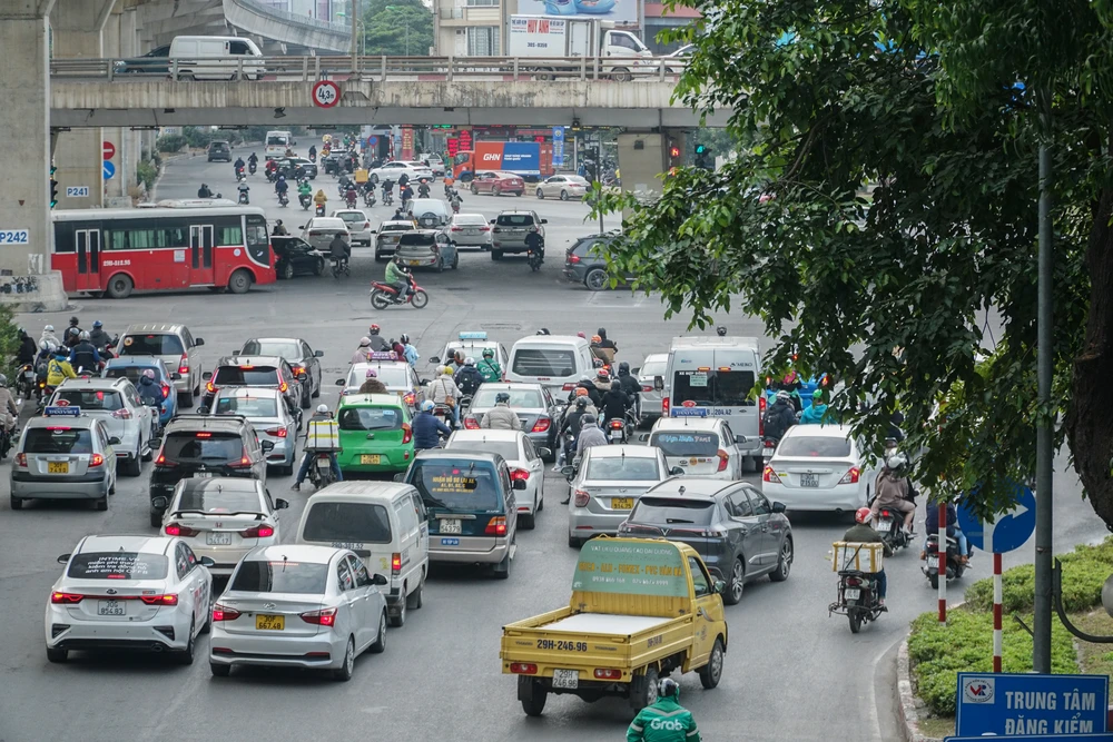 Ghi nhận từ đầu giờ chiều 30-12, cửa ngõ Thủ đô mỗi lúc một "nóng" khi lượng người và phương tiện tham gia đông đúc.