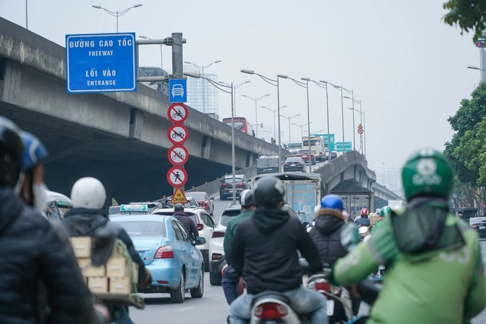 Trên đường Nguyễn Xiển, giao thông đi theo hướng Pháp Vân đông đúc ngay từ đầu giờ chiều.