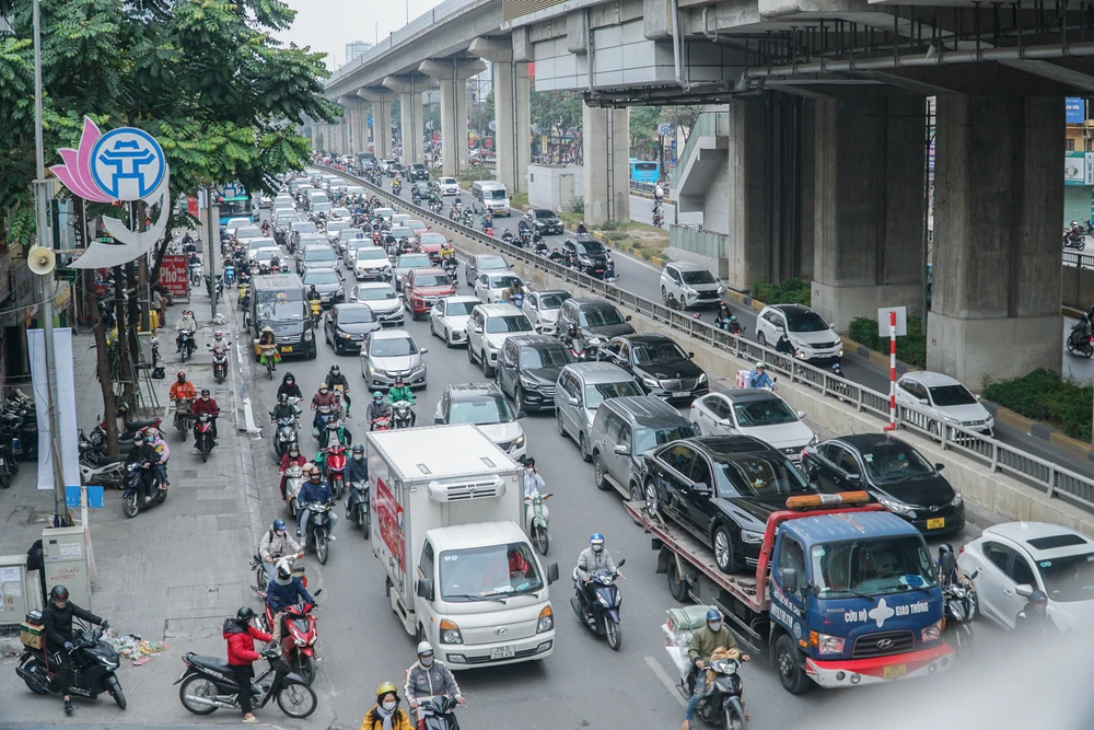 Đường Nguyễn Trãi, hướng về quốc lộ 6 cũng ùn tắc kéo dài.