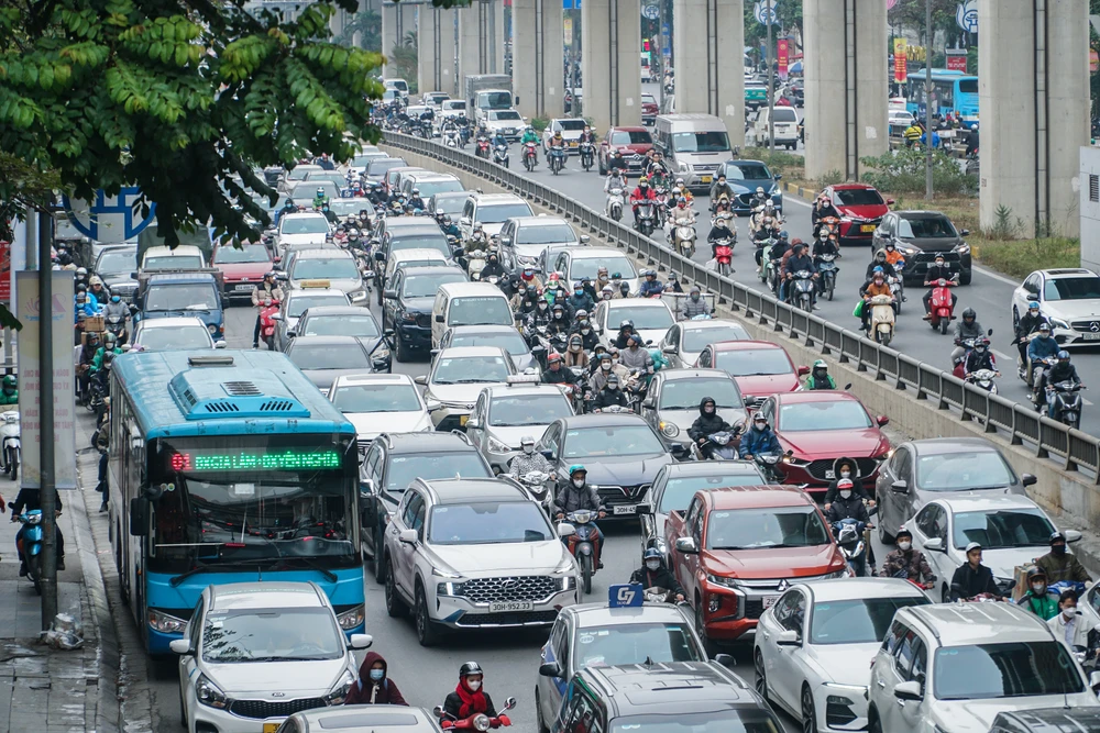 Mặc dù ngày mai mới là ngày nghỉ lễ chính thức nhưng ngay từ chiều nay nhiều người dân đã tranh thủ về quê sớm để sum vầy cùng gia đình.