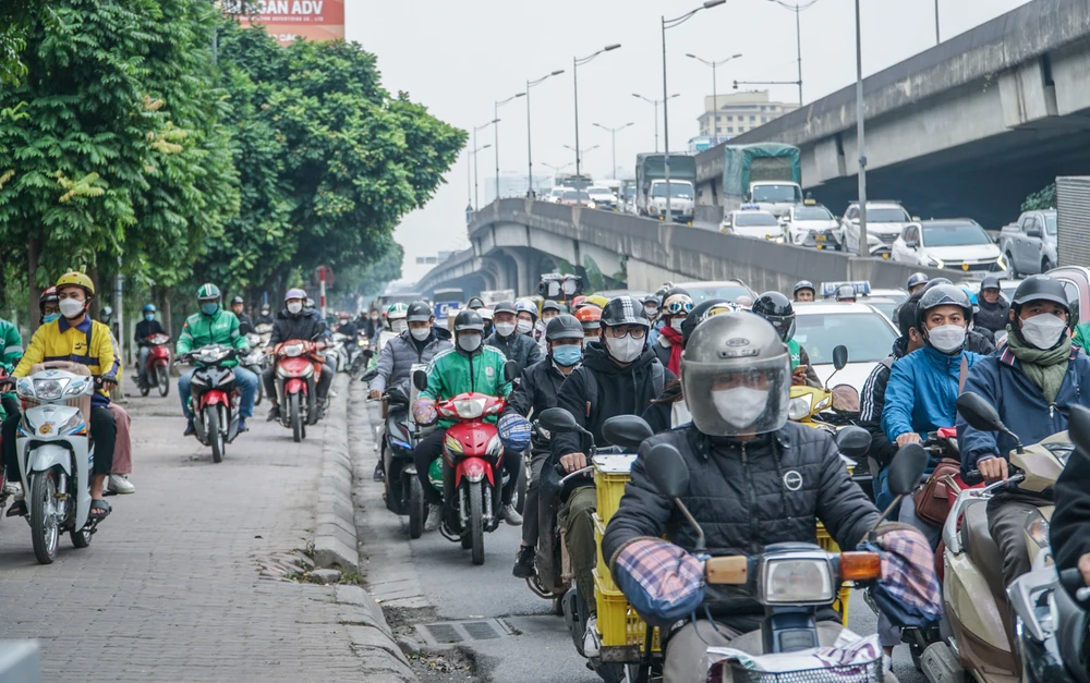 Lượng phương tiện quá đông đúc, có chỗ nhiều người leo lên cả vỉa hè để di chuyển.