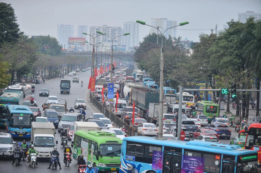 Ghi nhận trên đường Giải Phóng, hướng về nội thành Hà Nội từ chiều ngày 2-1-2023, lượng phương tiện tăng lên đáng kể.