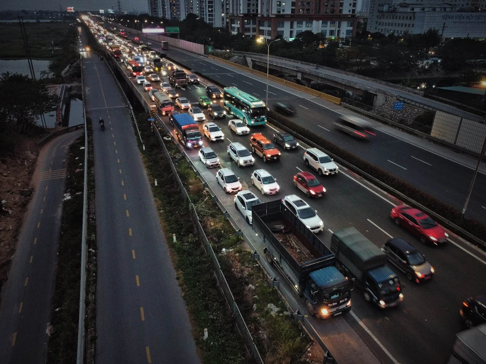 Lúc 19 giờ, hàng phương tiện mỗi lúc một đổ về đây nhiều khiến giao thông ùn tắc kéo dài.