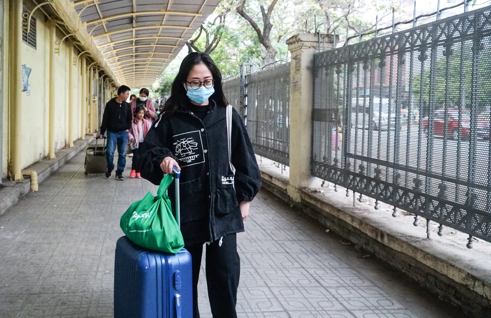 Dưới thời tiết se lạnh của Thủ đô, ai nấy cũng đều trang bị cho mình áo khoác, khẩu trang để giữ ấm cho cơ thể. Dưới thời tiết se lạnh của Thủ đô, ai nấy cũng đều trang bị cho mình áo khoác, khẩu trang để giữ ấm cho cơ thể.