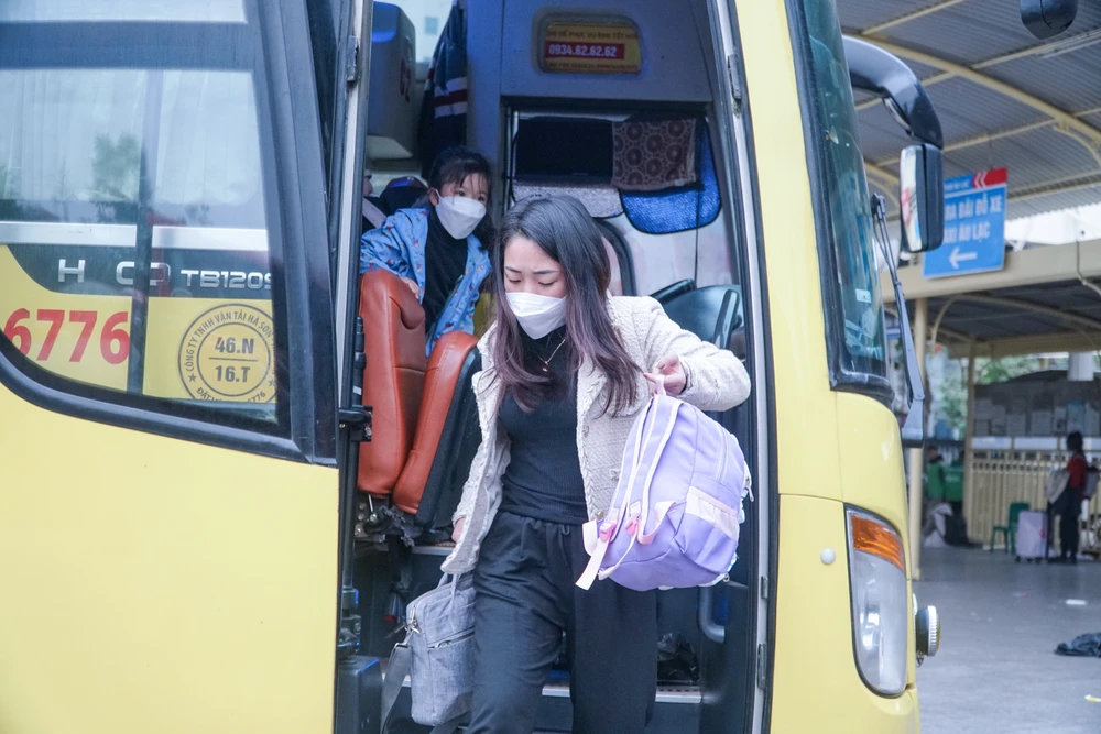 Ghi nhận vào chiều ngày 2-1 tại các bến xe lớn ở Hà Nội như bến xe Mỹ Đình, Giáp Bát, Nước Ngầm... không khí mỗi lúc một 'nóng' khi lượng người dân đổ về đây nhiều. Ghi nhận vào chiều ngày 2-1 tại các bến xe lớn ở Hà Nội như bến xe Mỹ Đình, Giáp Bát, Nước Ngầm... không khí mỗi lúc một 'nóng' khi lượng người dân đổ về đây nhiều.