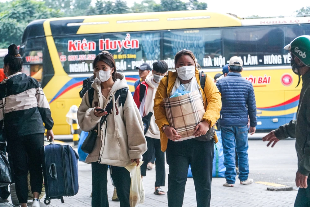 Nhiều người quay lại Hà Nội để ngày 3-1-2023 sẽ bắt đầu trở lại công việc, học tập đầu của mình. Nhiều người quay lại Hà Nội để ngày 3-1-2023 sẽ bắt đầu trở lại công việc, học tập đầu của mình.