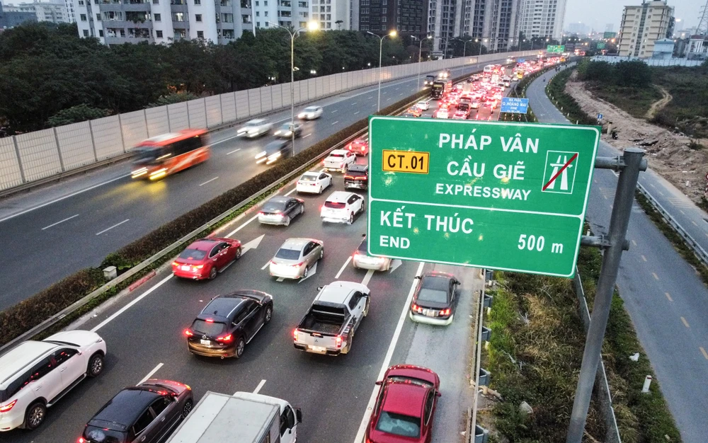 Từ đầu giờ chiều, ở đầu tuyến đường cao tốc Pháp Vân - Cầu Giẽ các phương tiện ô tô bắt đầu di chuyển chậm.