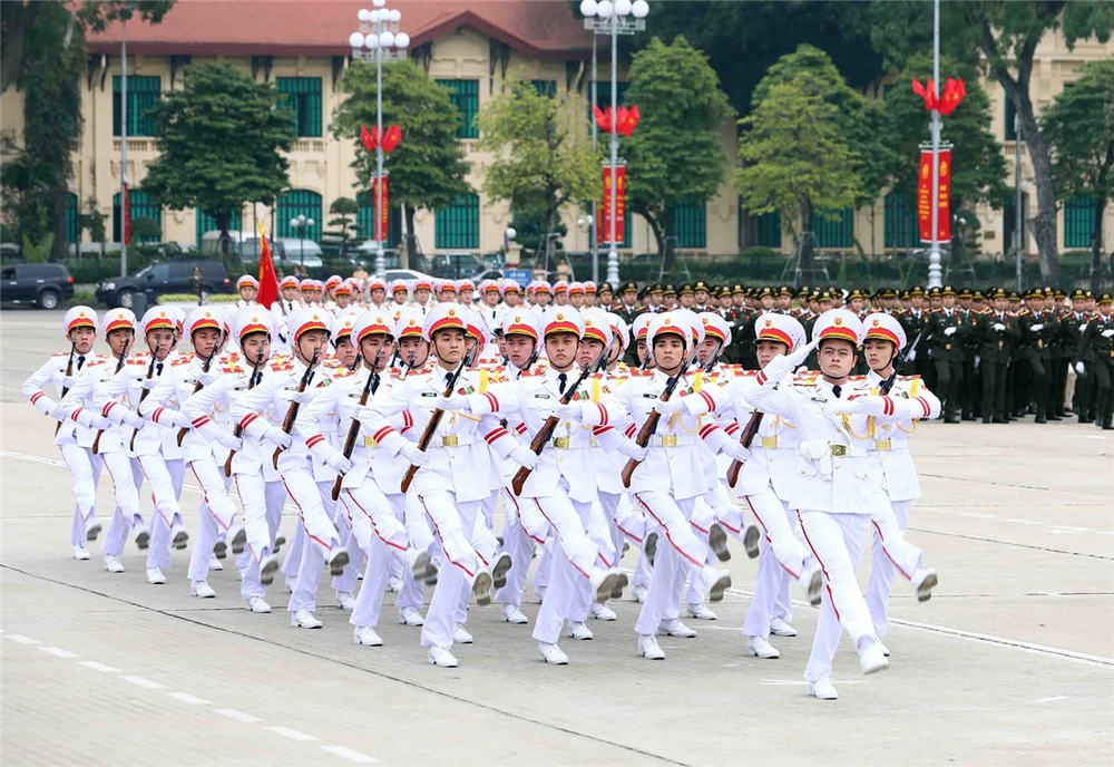 Ngay sau Lễ khai mạc, các đơn vị tham gia Hội thao đã thực hiện duyệt đội ngũ, diễu hành. Ảnh BCA