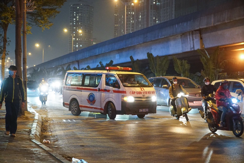 Sau đó, một chiếc xe nhanh chóng di chuyển ra đường, bật còi ưu tiên.