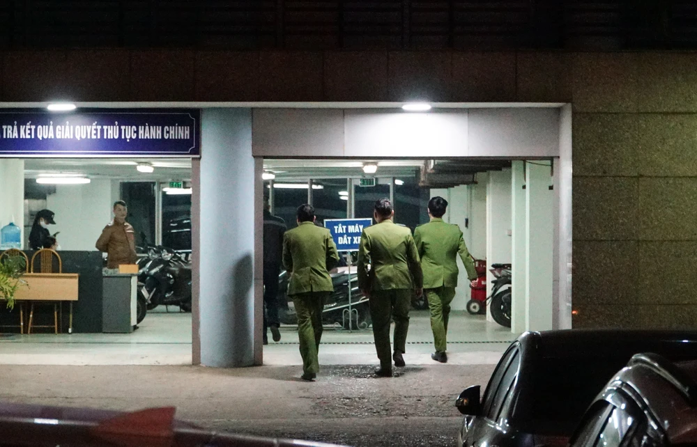 Phía bên trong, từng tốp công an vẫn được tăng cường điều động tới Cục Đăng kiểm Việt Nam. Việc khám xét trong bối cảnh sai phạm tại nhiều trung tâm đăng kiểm liên tiếp bị cơ quan điều tra phát hiện.