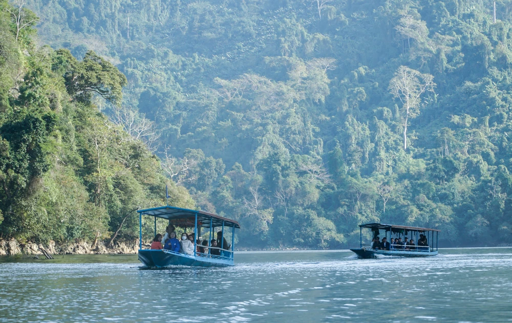 Từ lâu, cảnh quan của hồ đã thu hút nhiều khách du lịch. Mặt nước hồ xanh như ngọc bích, trong veo, soi rõ mây trời, núi rừng, tựa như một bức tranh sơn thủy hữu tình.