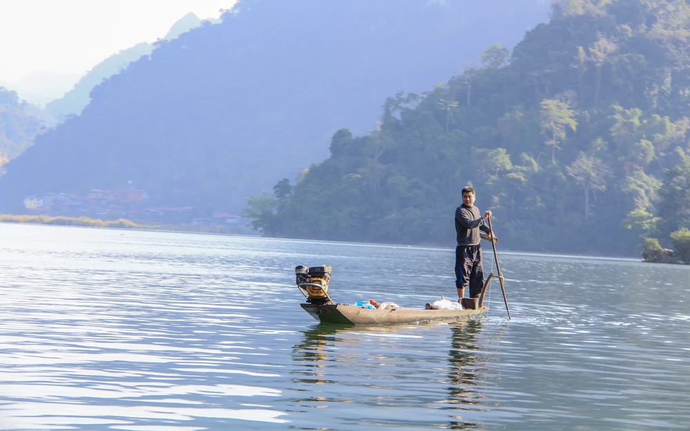 Vào sáng sớm, hồ chìm trong sương, mờ ảo, bí ẩn. Dưới ánh nắng mặt trời rực rỡ những ngày đầu hè, hồ biến thành bức tranh sơn thủy rực rỡ với mặt hồ bao la, in đậm mây trời, núi non, những vệt sóng lấp lánh đan vào nhau tới vô cùng.