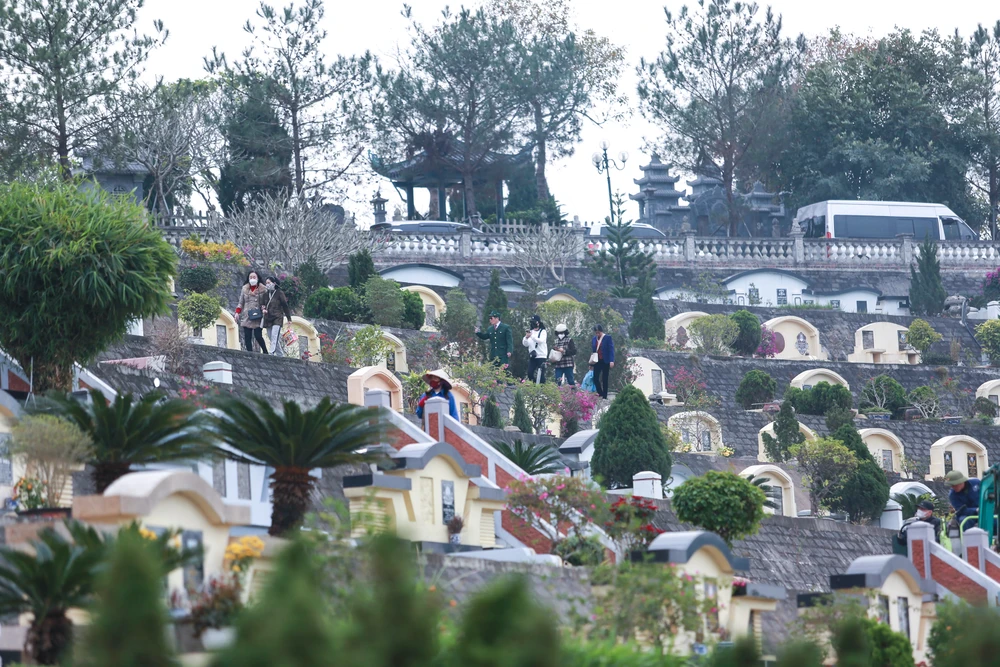 Ghi nhận tại Công viên Tâm linh Lạc Hồng Viên (Hòa Bình), rất nhiều gia đình ở Hà Nội lặn lội hàng chục cây số để tới phần mộ người thân của mình đang an nghỉ tại đây.