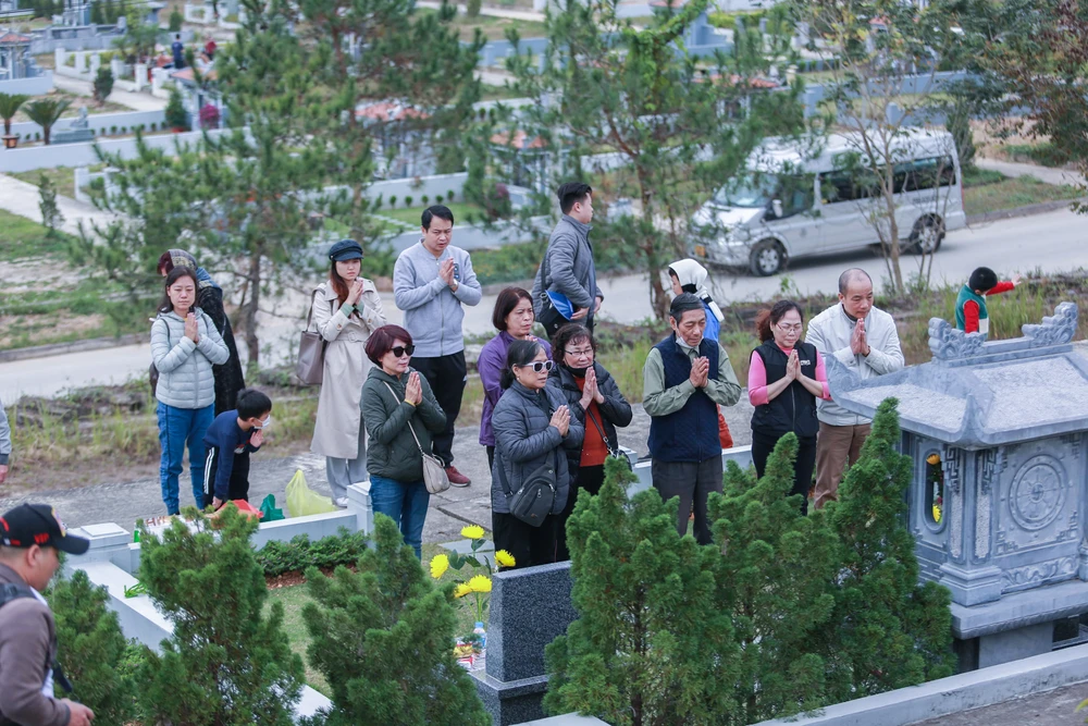 Tại mộ phần gia tiên, đại gia đình ông Dương Đức Minh (70 tuổi, ở quận Ba Đình, Hà Nội) với nhiều thế hệ từ con cháu đến chắt, cùng tề tựu, một lòng thành kính, xúc động tưởng nhớ những người thân trong những ngày cuối năm để mời gia tiên về đón Tết.