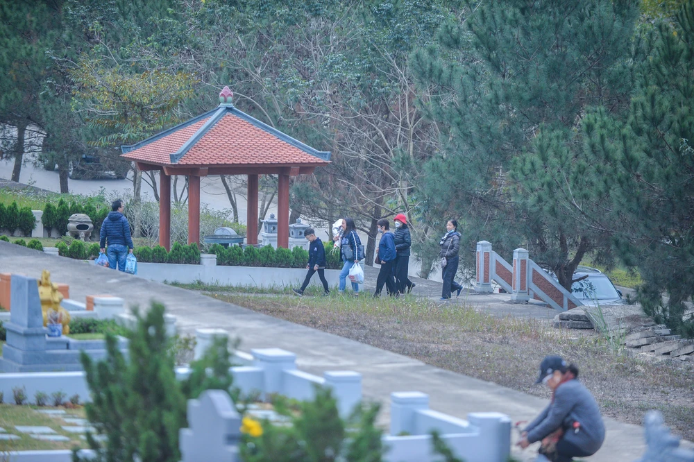 Tranh thủ những ngày cuối tuần, nhiều gia đình ở Hà Nội đã sum họp con cháu để cùng nhau đi tới phần mộ của người thân, tổ tiên để thắp hương mời gia tiên về ăn Tết Nguyên đán 2023.