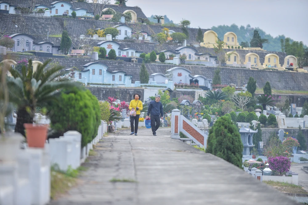 Những lễ vật mang theo là hương hoa, cây cảnh, tiền vàng...