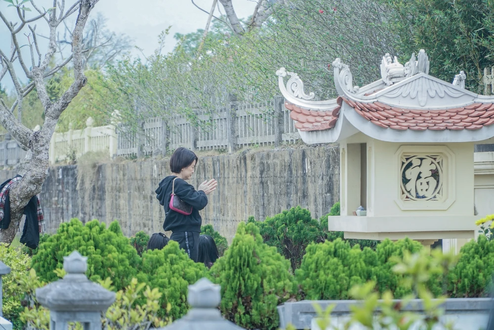 Tảo mộ trước Tết nguyên đán là nét đẹp văn hóa của người Việt, là cách để con cháu nhớ về tổ tiên, để gia tiên phù hộ cho con cháu sức khỏe, tài lộc.