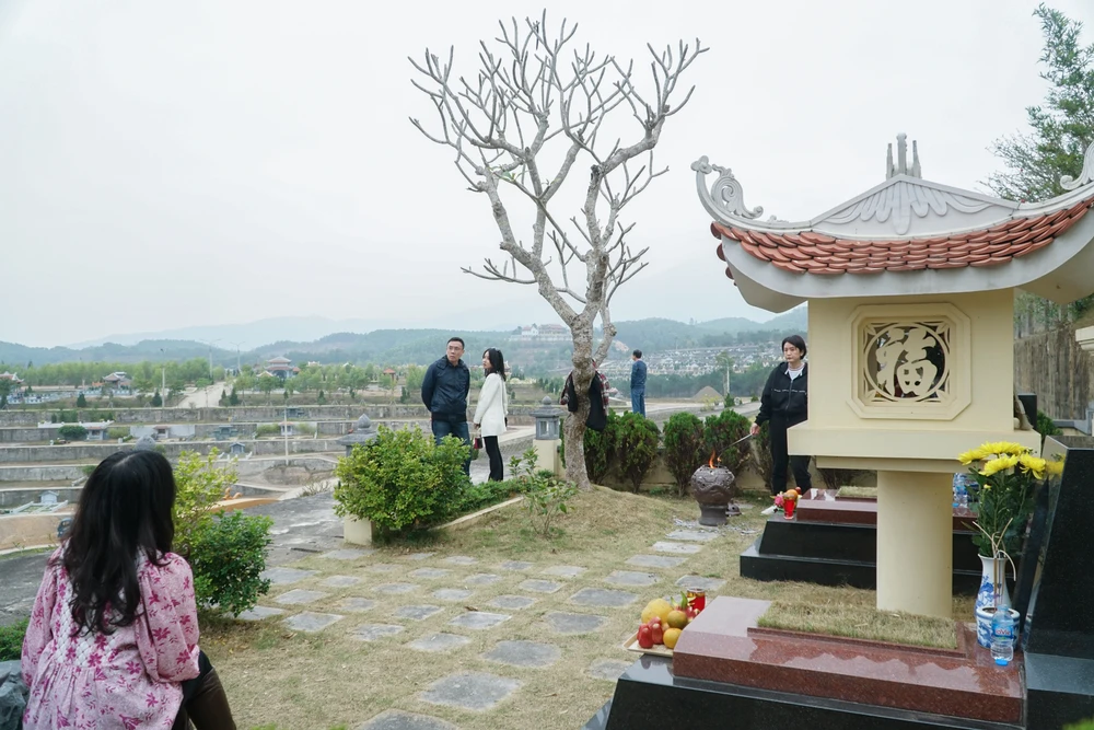 Tục tảo mộ đối với người Việt đã có từ rất lâu, đây là truyền thống từ lâu đời thể hiện đạo lí "uống nước nhớ nguồn" đối với những thế hệ hôm nay dành cho ông bà tổ tiên.