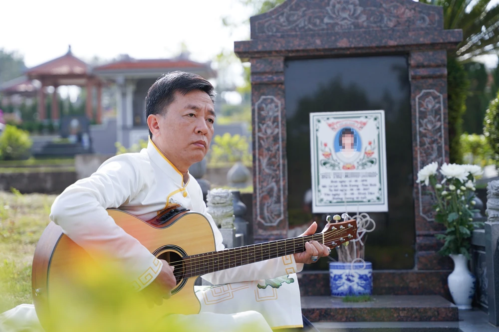 Ông Đinh Tùng Bách (52 tuổi, Hòa Bình) cho biết, sau khi sửa biện phần mộ cho vợ, thắp hương, ông ngồi lặng lẽ chơi đàn để tưởng nhớ người bạn đời.