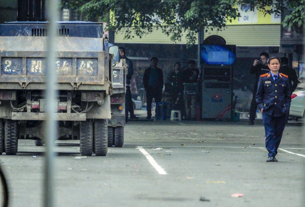 Khoảng 52.300 giấy chứng nhận kiểm định an toàn kỹ thuật về bảo vệ môi trường đã được cấp trái phép, các đối tượng thu lợi bất chính hàng chục tỉ đồng.