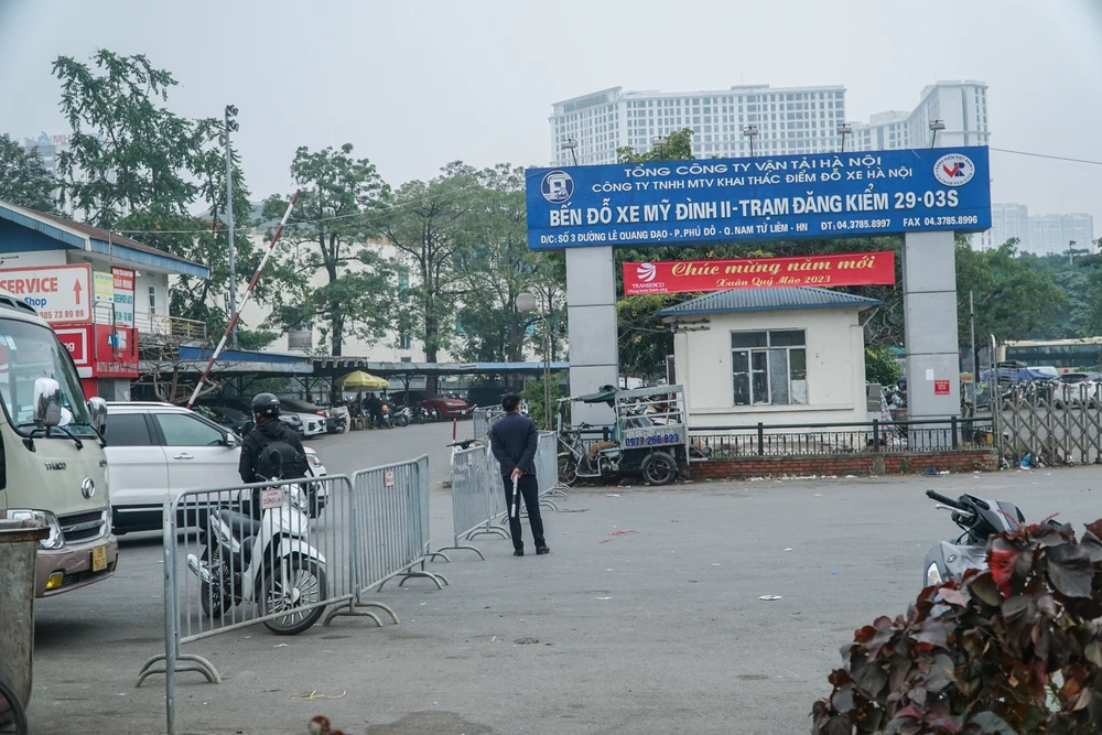 Theo ghi nhận tại Trạm đăng kiểm 29-03S tại Hà Nội trên đường Lê Quang Đạo, lực lượng chức năng đã chặn hàng rào barie để phong tỏa trạm này.