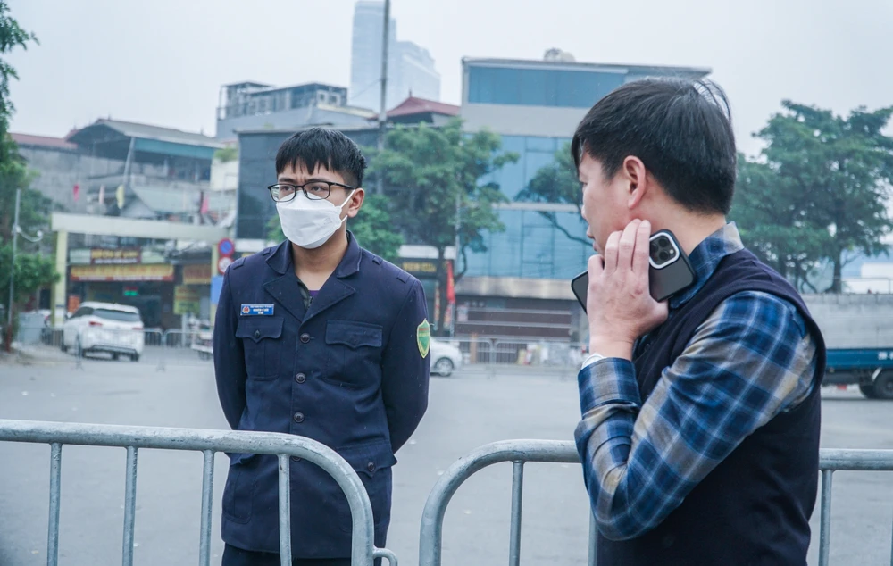 Lực lượng chức năng bảo vệ nơi khám xét nghiêm ngặt, bất cứ ai không có nhiệm vụ đều không được vào bên trong.