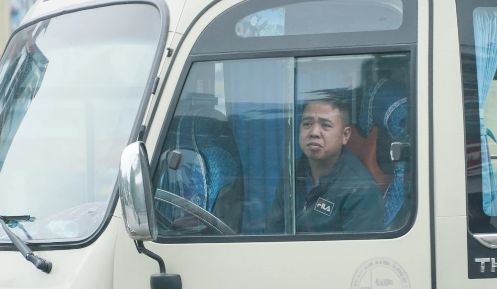 Một số tài xế kiên nhẫn hàng giờ ngoài cổng trạm chờ mở cửa trở lại để vào đăng kiểm.