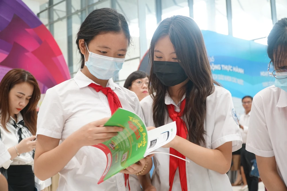 Thủ tướng yêu cầu bảo đảm sách giáo khoa và giáo viên kịp thời cho năm học 2023 - 2024. Ảnh: Phi Hùng