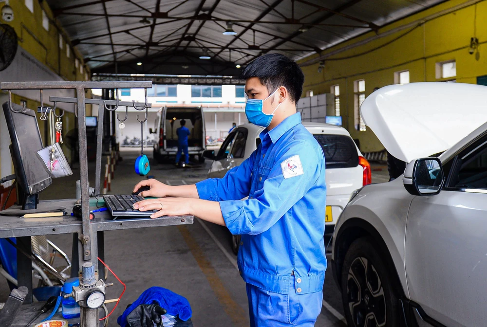 Phía bên trong, các nhân viên Trung tâm đăng kiểm xe cơ giới 29.03V hoạt động hết công suất.
