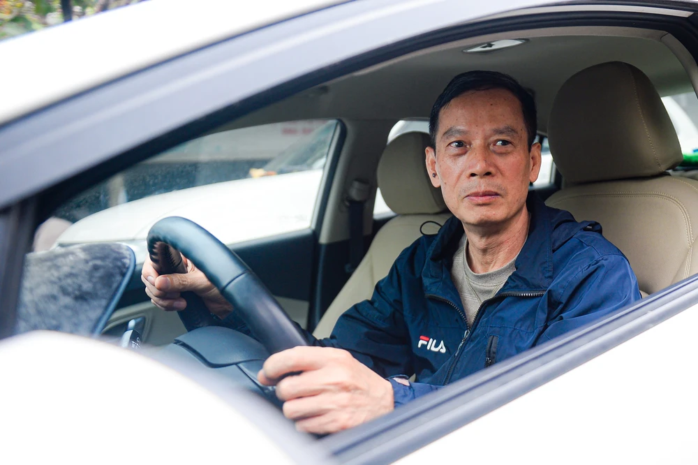 Anh Trường (ở Cầu Giấy) chia sẻ: "Đã có không ít trường hợp 2-3 ngày không xong thủ tục vì phương tiện không đảm bảo tiêu chuẩn, phải sửa chữa nhiều lần rồi tiếp tục quay vòng xếp hàng nên khiến tình trạng ùn ứ càng kéo dài".