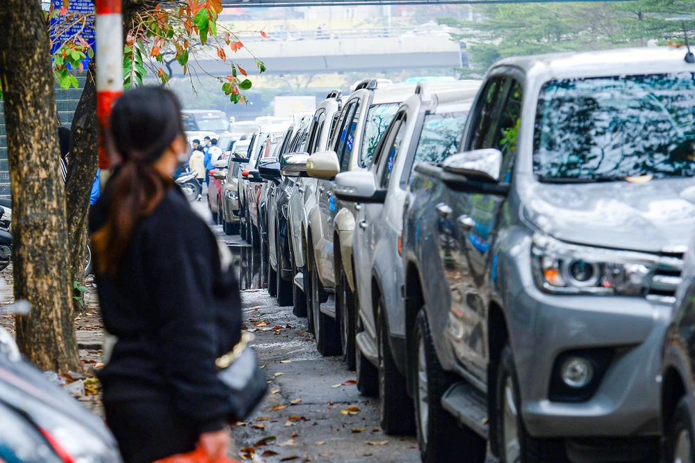 Ô tô xếp hàng dài...