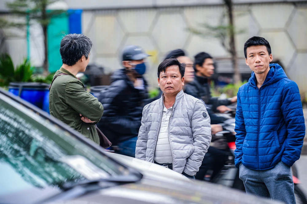 Nhiều tài xế thở dài vì chờ đợi quá lâu. Một số tài xế cho biết, họ xếp hàng từ 3 giờ sáng nhưng đến 12 giờ vẫn chưa đến lượt.