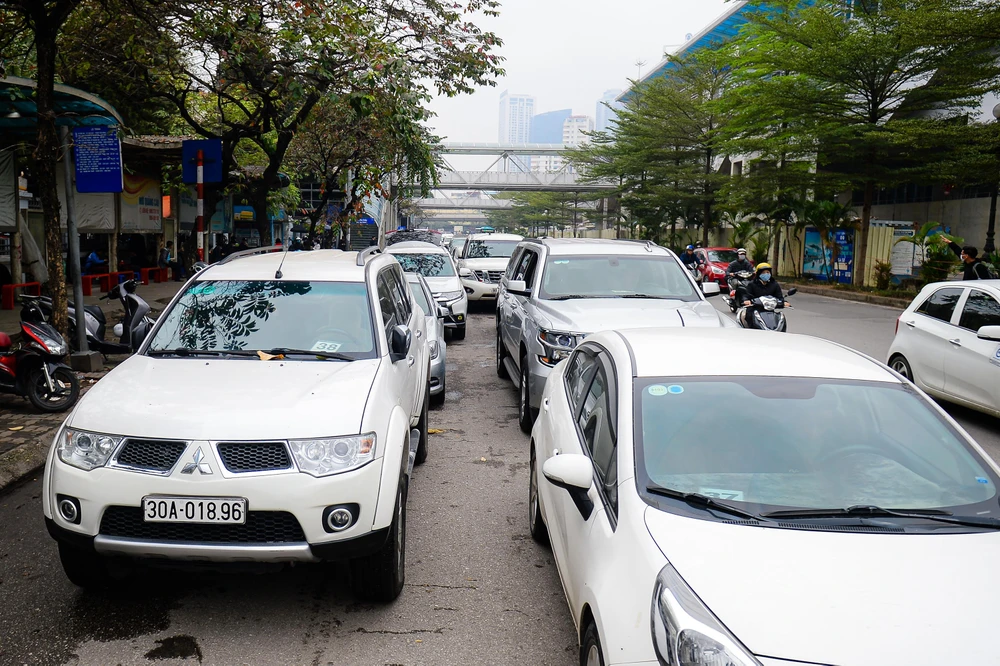 Nhiều lái xe cho biết, phải chờ đợi liên tục trong nhiều tiếng đồng hồ để mong muốn được vào đăng kiểm.