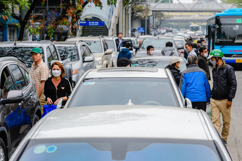 Ghi nhận tại Trung tâm đăng kiểm xe cơ giới 29.03V trên đường Cầu Giấy, quận Đống Đa trưa 11-1, hàng trăm ô tô xếp hàng, chờ đến lượt đăng kiểm.