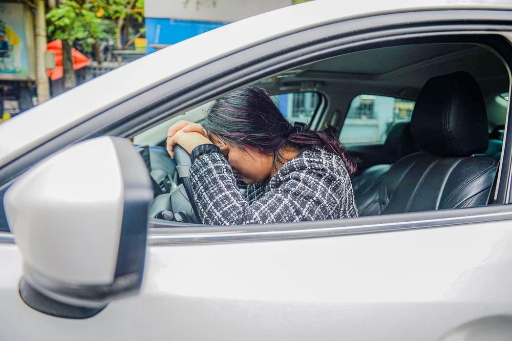 Chị Phạm Thị Đoàn (ở quận Đống Đa) cho biết, đã 5 ngày liên tiếp chị đi xếp hàng đăng kiểm tại Trung tâm đăng kiểm cơ giới 29.03V nhưng đều rất đông và phải chờ nhiều tiếng đồng hồ mà vẫn chưa xong việc.